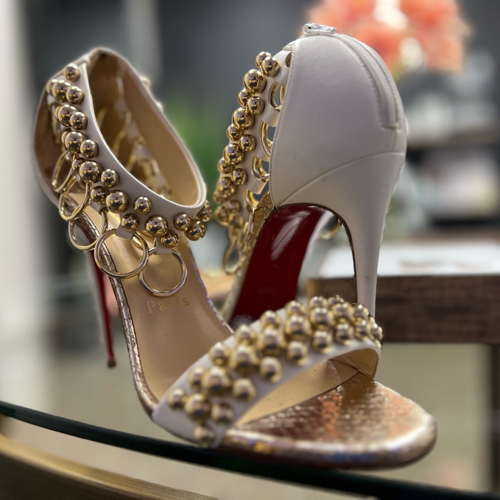 beautiful original Christian Louboutin size 7 with sole protector original box